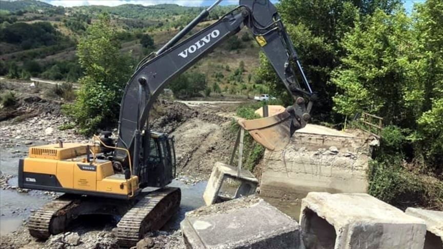 Karabük'te sel nedeniyle çöken Arnavut Köprüsü menfez konularak ulaşıma açıldı