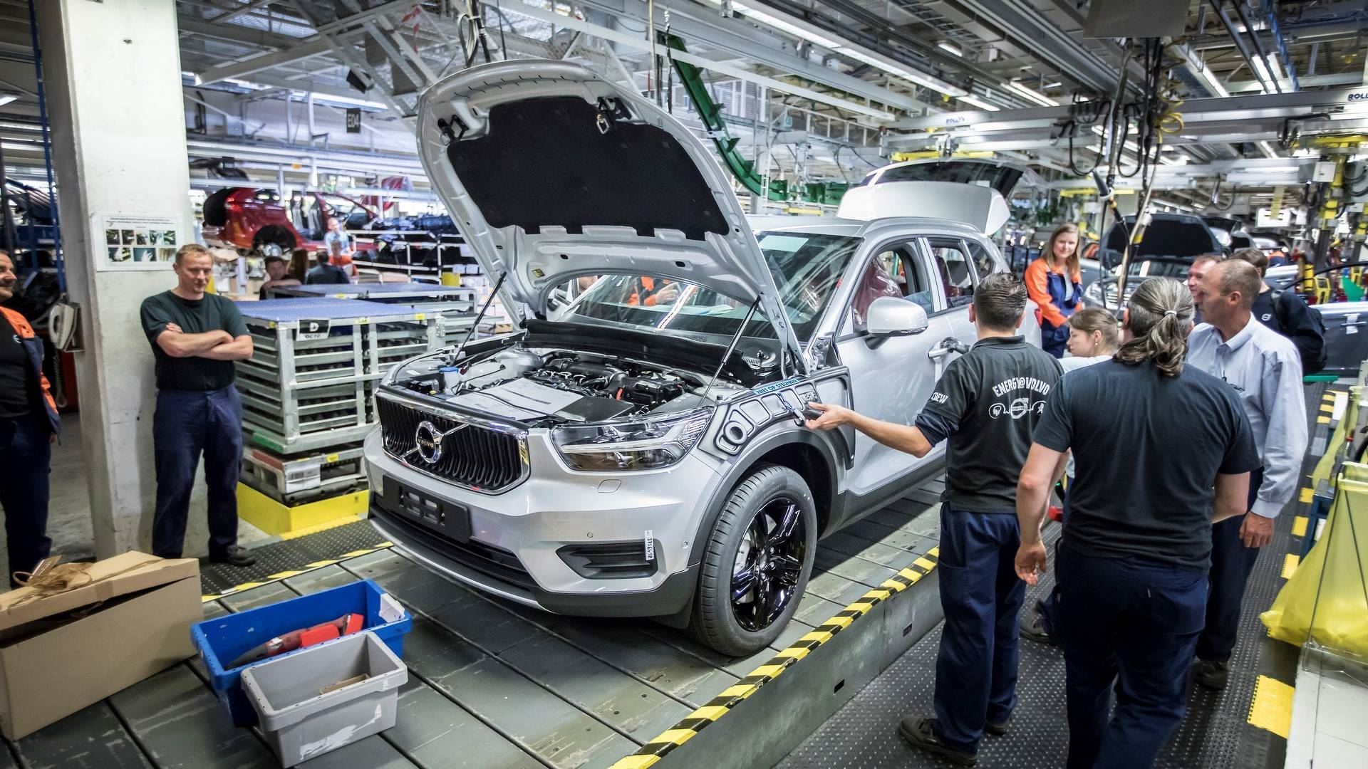 Volvo cuts IPO size