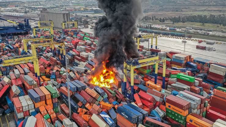 İskenderun Limanı'nda çıkan yangın devam ediyor