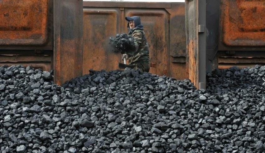 Iron ore futures contracts fall on Dalian Commodity Exchange