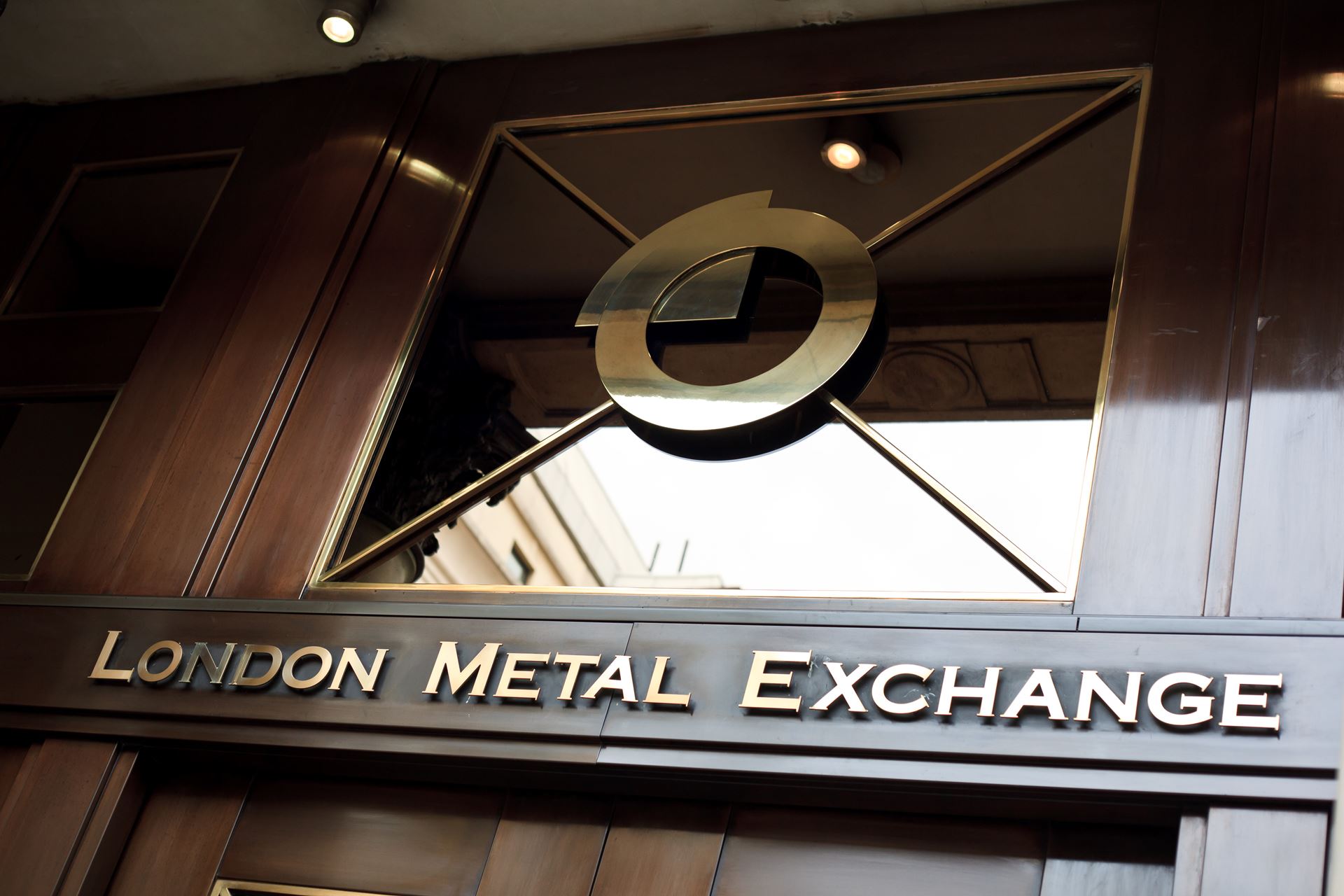 Londra Metal Borsası’nın yeni elektronik ticaret sistemi ertelendi