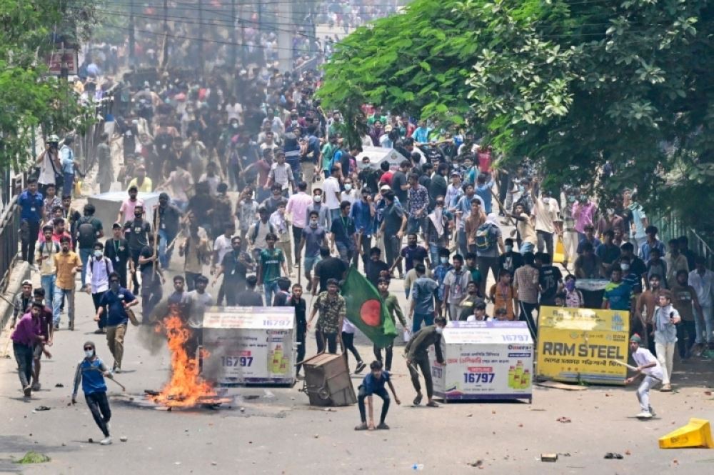 Protests in Bangladesh disrupt trade and communications