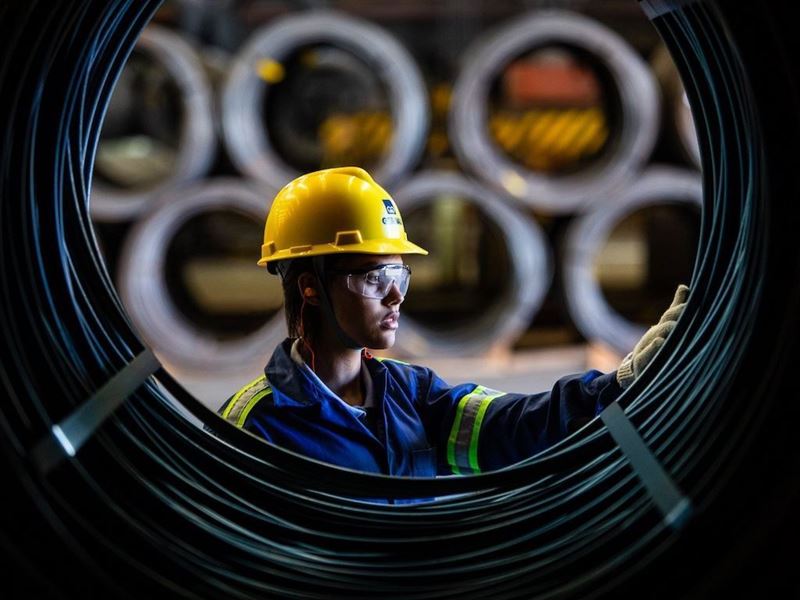 China's steel industry reports USD 5 billion loss due to economic downturn