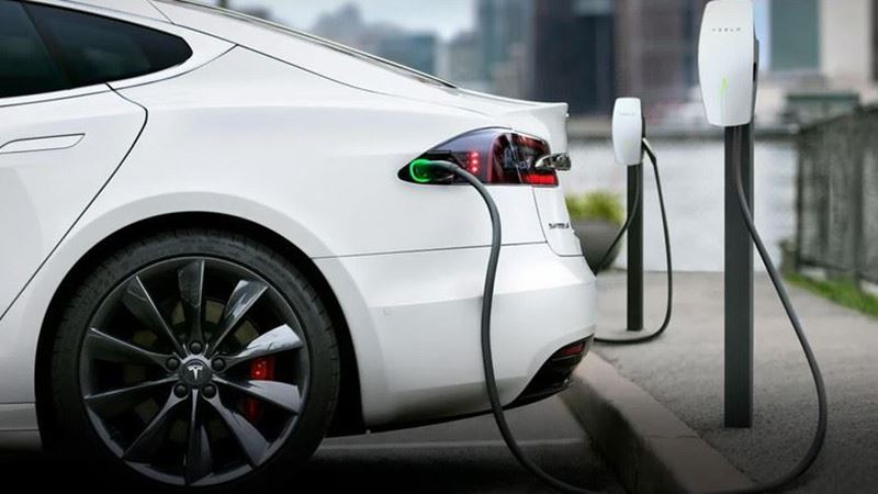 UK electric vehicle sales increase but remain under the target