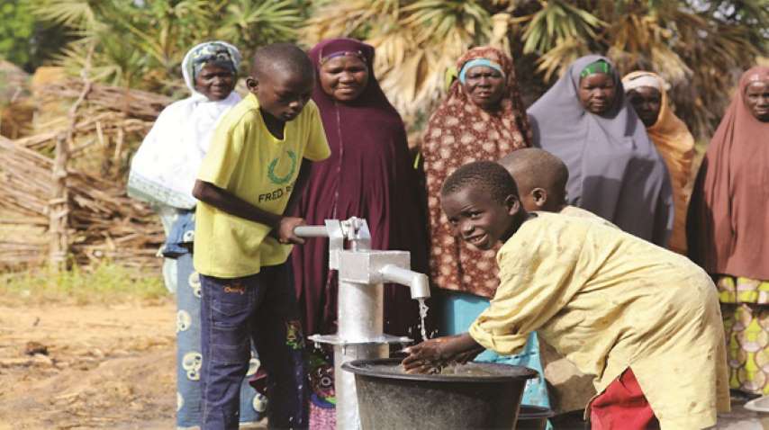 Su Kuyuları Afrikalı Kadınların Yüzünü Güldürüyor