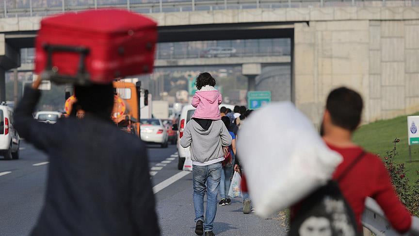 Büyük İstanbul Otogarı'ndan Ayrılan Suriyeli Sığınmacılar Edirne'ye Yürüyor