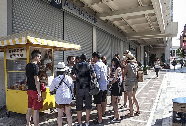 Yunanistan'da Bankalar Bir Hafta Kapalı