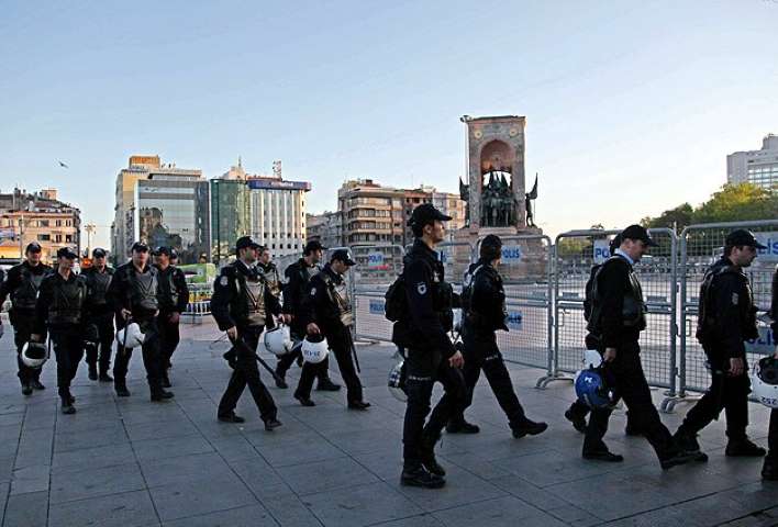 İstanbul'da Polisten 'Dağılın' Uyarısı