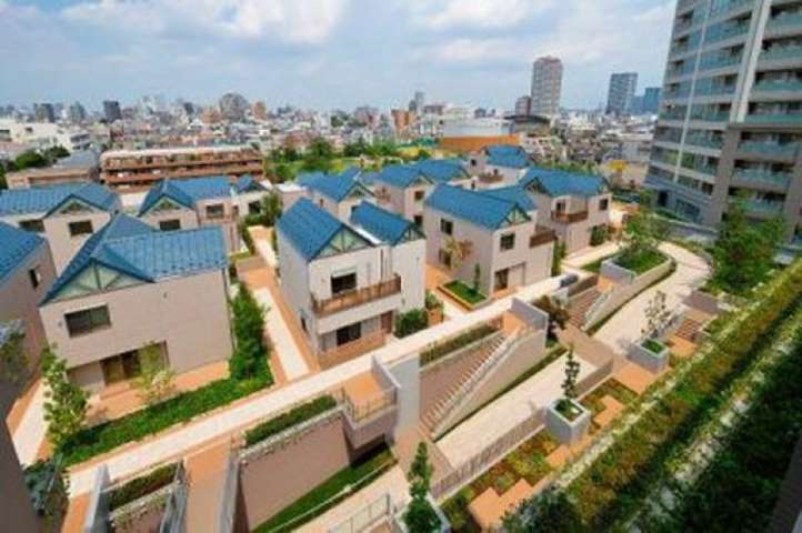 Tokyo'da Marketin Çatısına 17 Villa İnşa Edildi