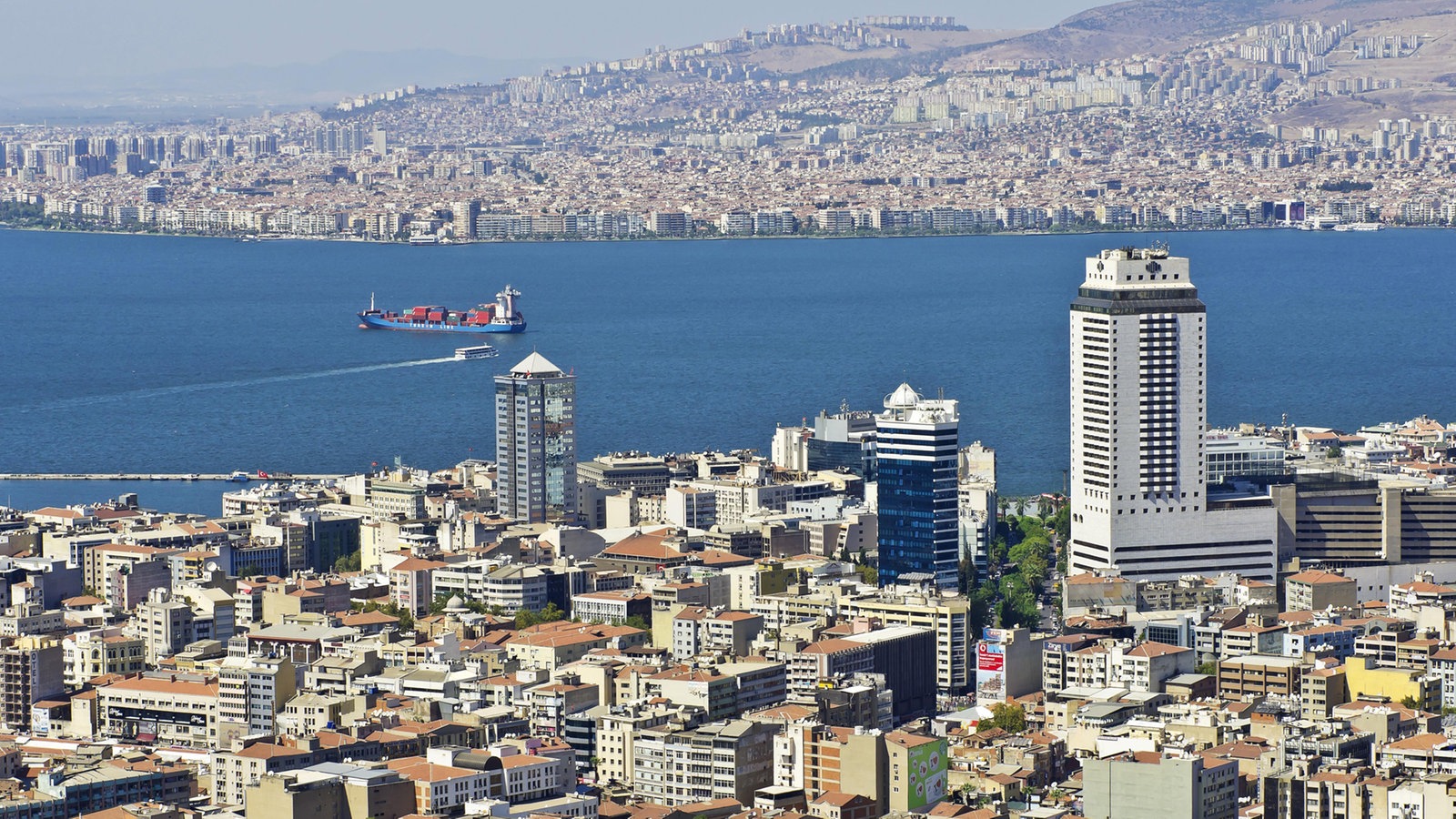 İzmir’de kentsel dönüşüm seferberliği ilan edilmeli