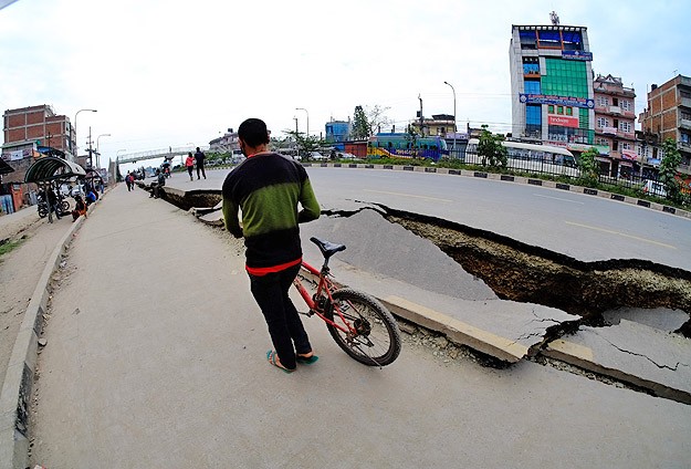 Nepal'de Yine Çok Şiddetli Deprem