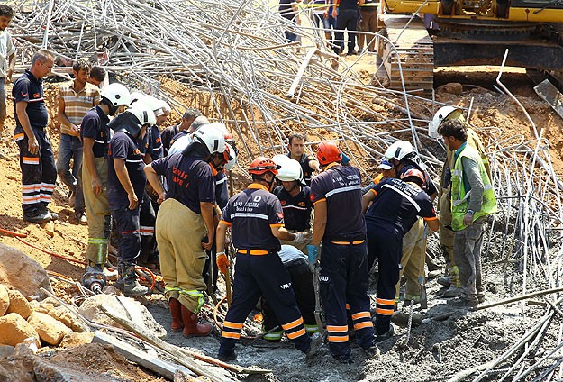 Köprü İskelesi Çöktü 4 İşçi Enkaz Altında  