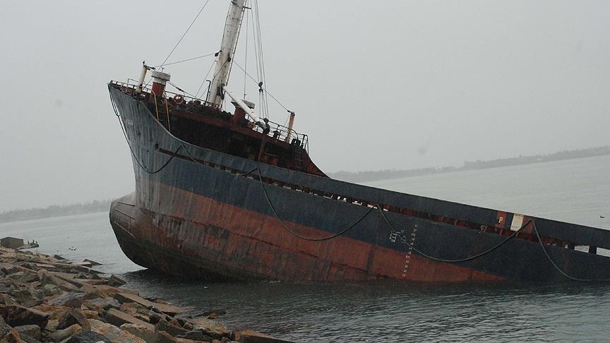 Yeniköy'de Yük Gemisi Karaya Oturdu