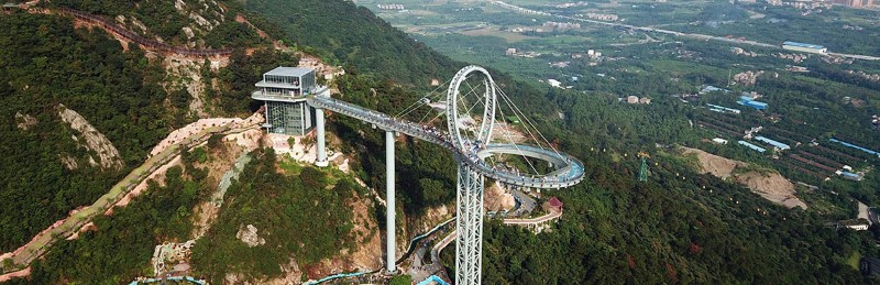 Çin’in Cam Geçidi Turistleri Bulutların Üzerine Çıkarıyor