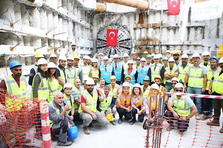 İstanbul Metrosu'nda Işık Göründü!