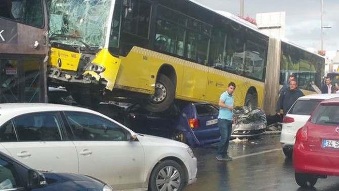 İstanbul'da Metrobüs Yoldan Çıktı